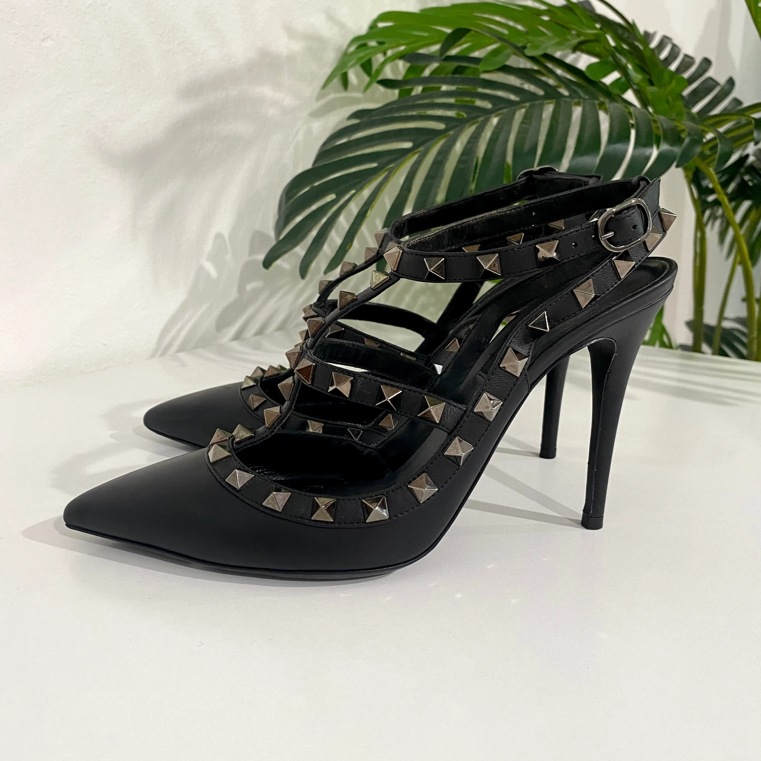 Valentino Garavani Noir Rockstud Pumps